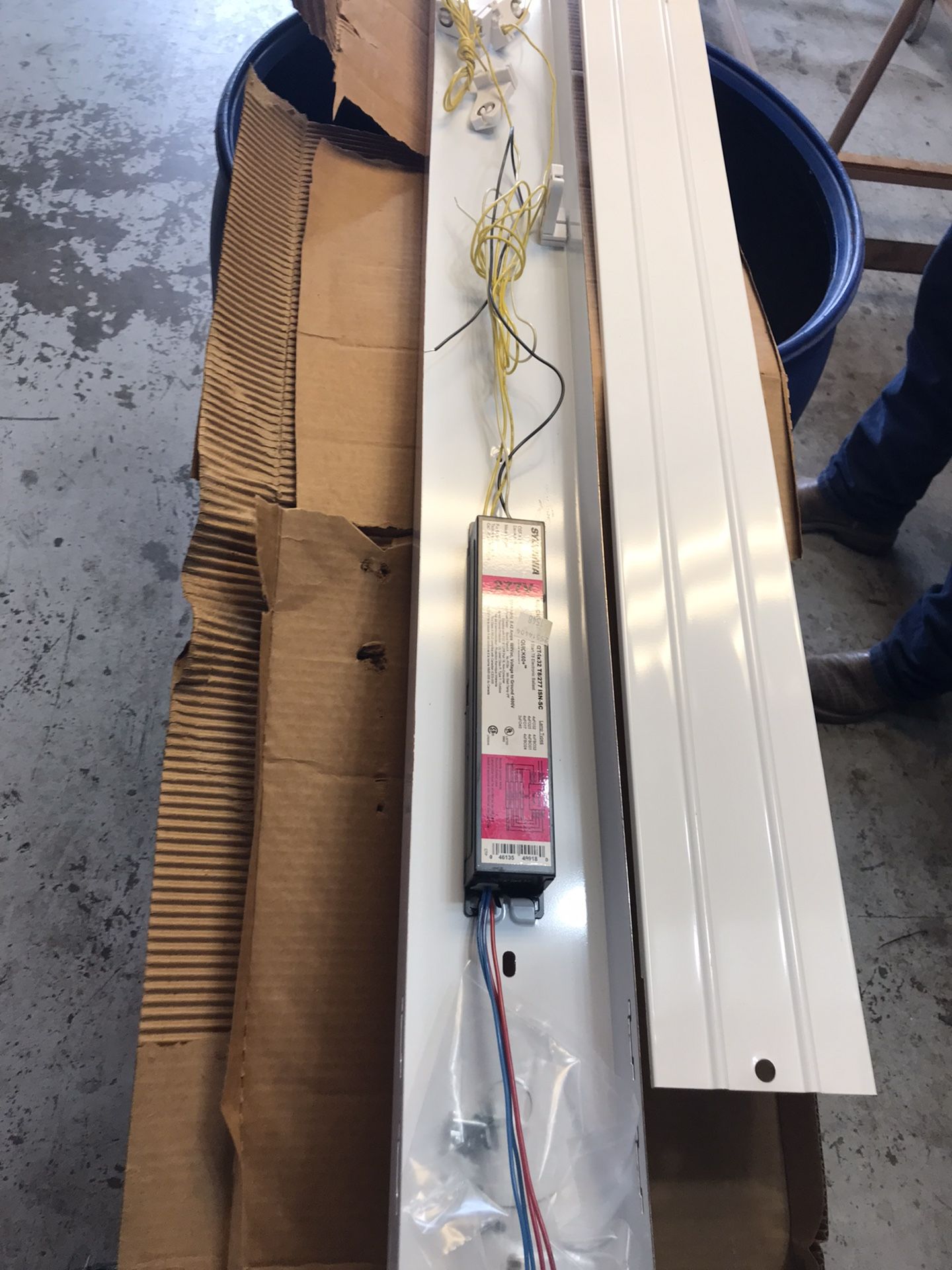 8 foot fluorescent light Fixtures