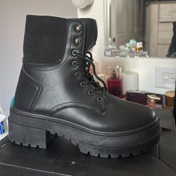 Black Boots 