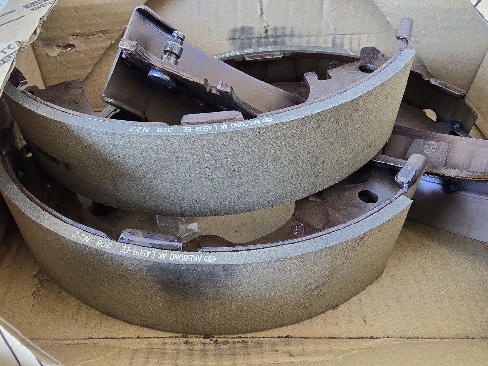 Rear Brake Shoe Kit – Toyota Pickup, 4Runner, Tacoma