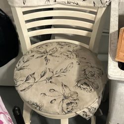 4 FREE Swivel Stools 
