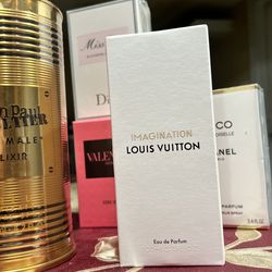 Tengo varios perfumes originales disponibles 📦✨ Todos nuevos y sellados. Envío fotos reales por mensaje. Si buscas algún perfume en especial, también