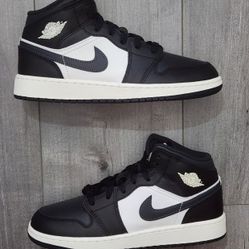 🔥 Nike Air Jordan 1 Mid GS Black Off Noir DQ8423-010 Youth Size 5.5 / Womens Size 7