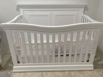 White crib + mattress