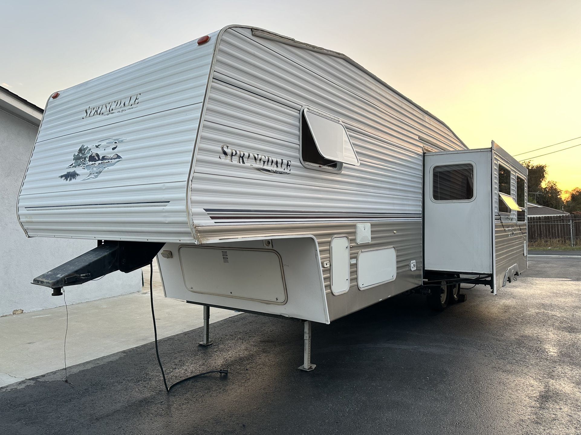2006 Keystone Springdale 28 Ft 5th Wheel W/ Super Slide