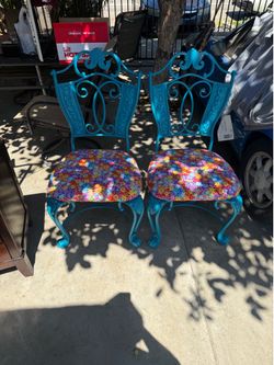 Set of chairs