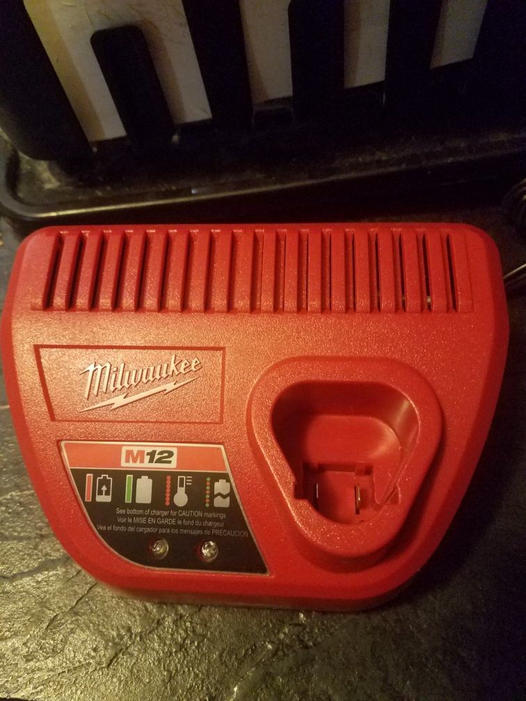 Milwake M12 battery charger