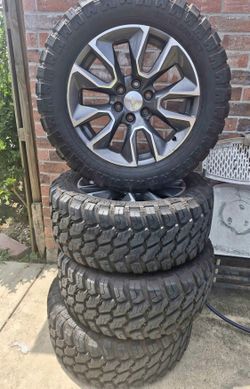 Chevy RST OEM 20s Wheels On 33s Tires.