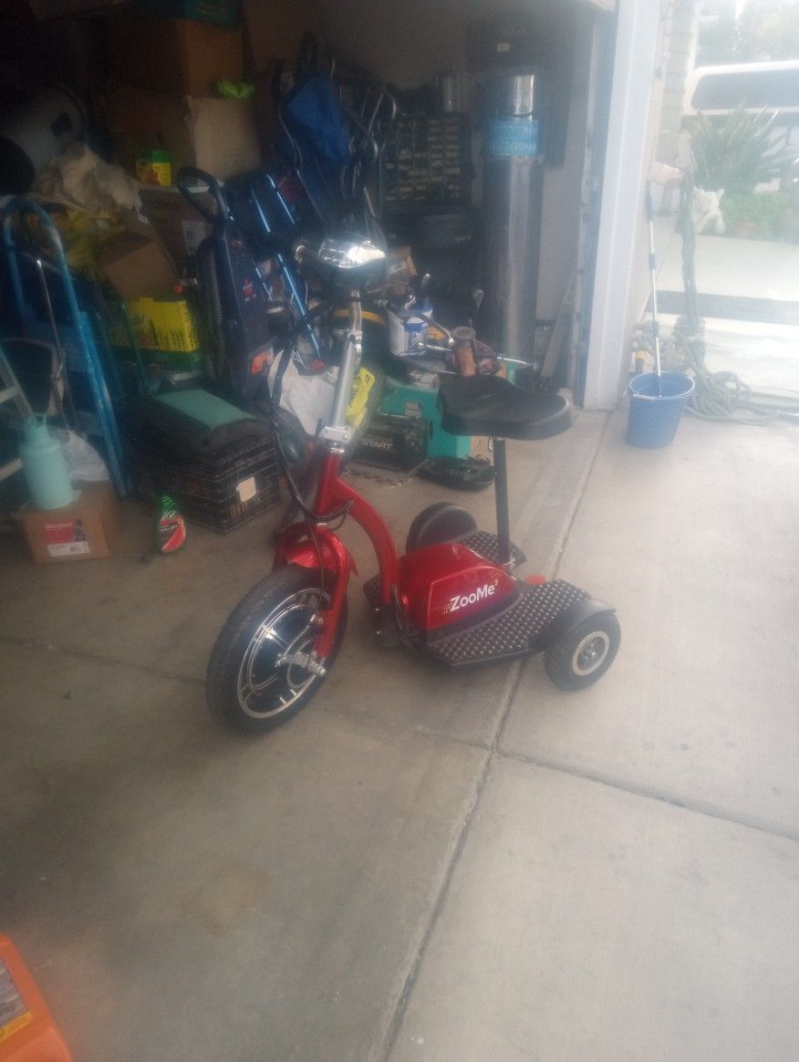 Medical Zoome 3 Three Wheel Recreational Power Scooter