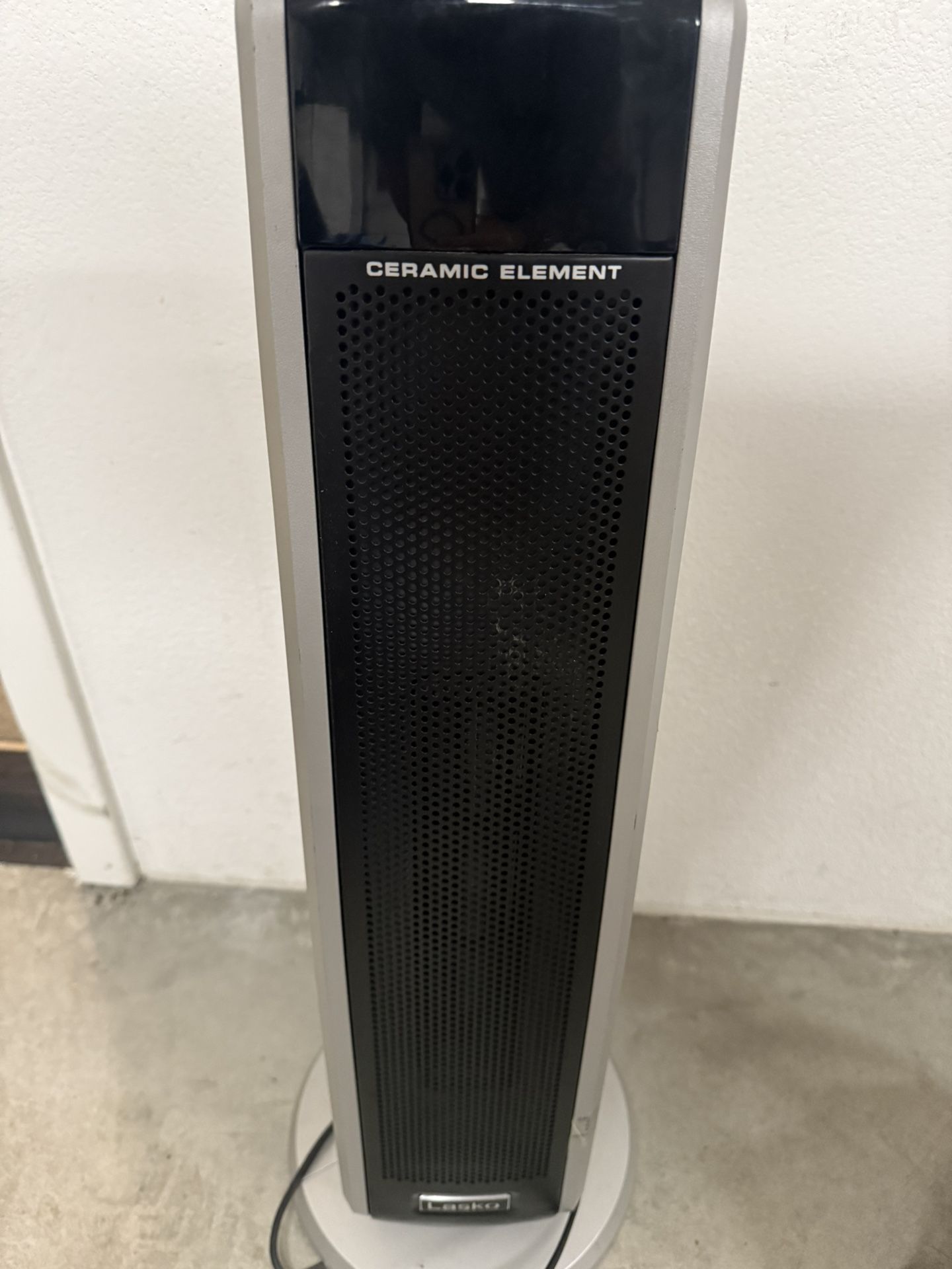 Heater Lasko Oscillating Digital Ceramic Tower for Large Rooms, with Adjustable Thermostat, Timer. 29 Inches, 1500W, Black, 5586