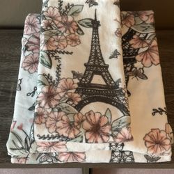 Paris Themed Towel Set New w/ Tags