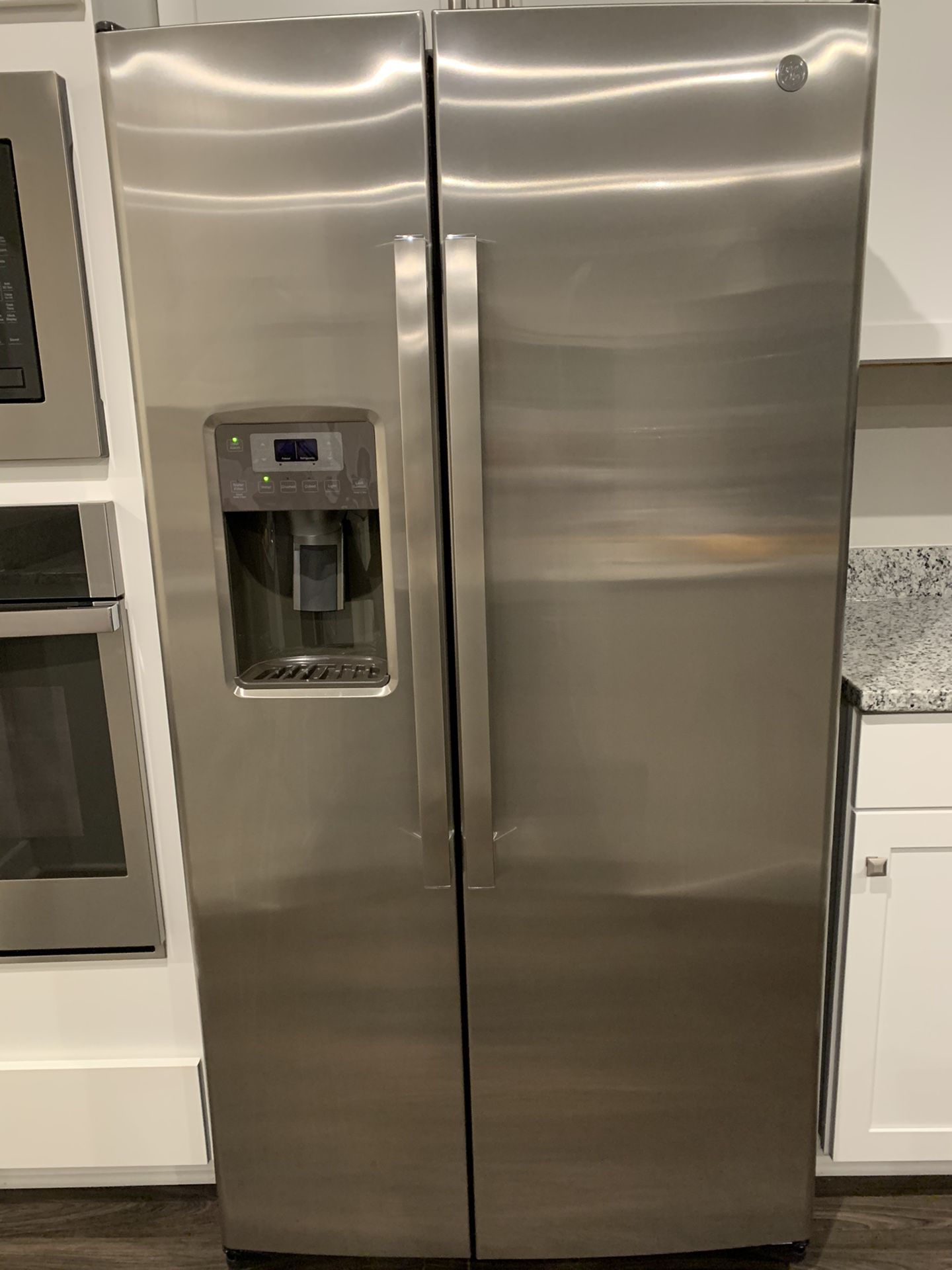 $450.00 BRAND NEW:: 25.3 cu. ft. GE Side by Side Refrigerator in Stainless Steel