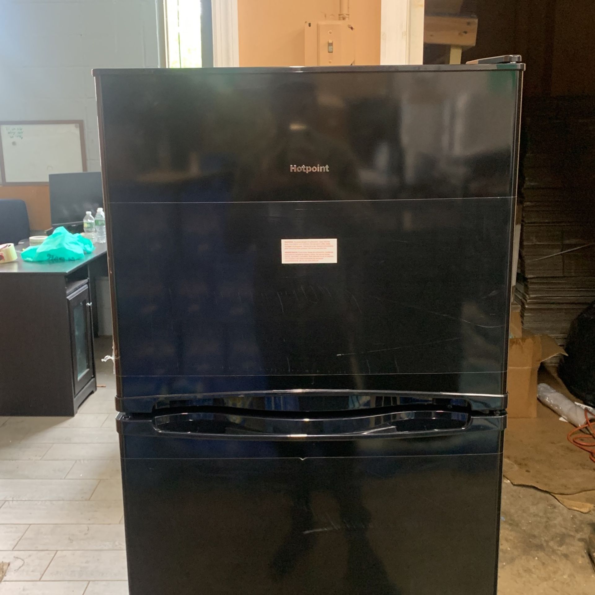 Hotpoint 15.6-cu ft Top-Freezer Refrigerator (Black)