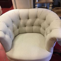 1 upholstered, tufted chair