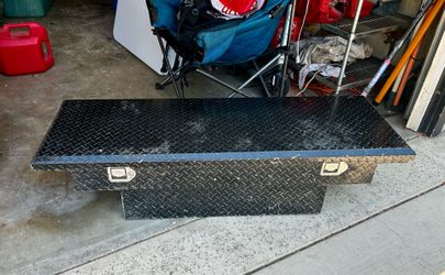 Low profile tool box