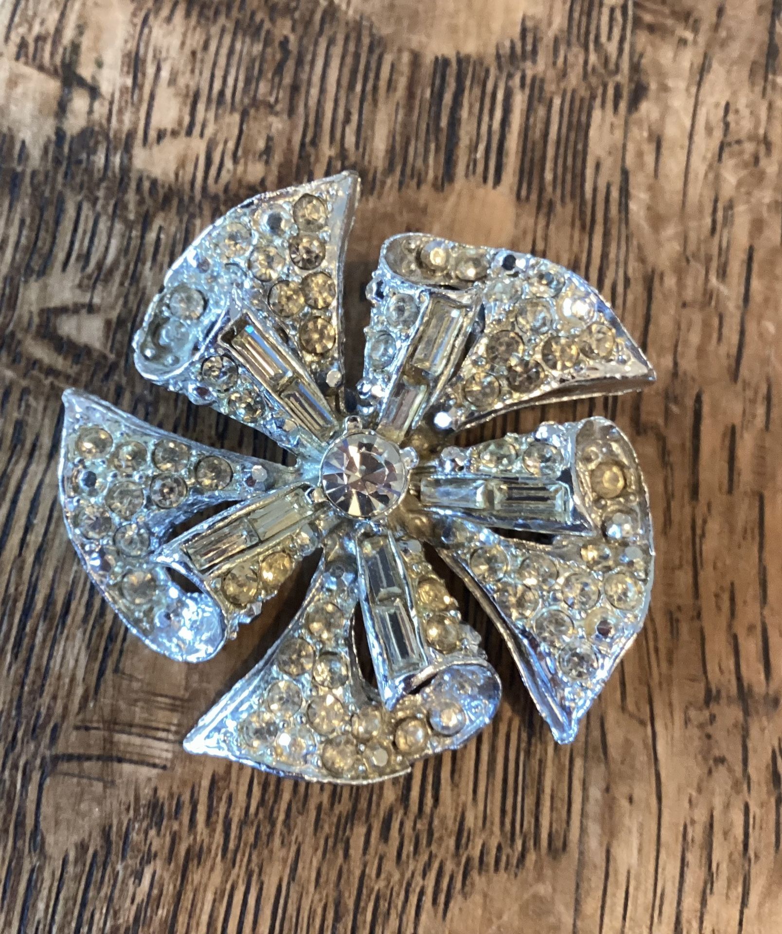 Vtg, glamorous, silver tone metal rhinestone pinwheel brooch, pin