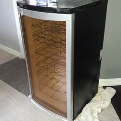 Wine Cooler / For Parts / Fixable  -30 Bottles
