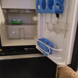 WHIRLPOOL MINI FRIDGE/BLACK