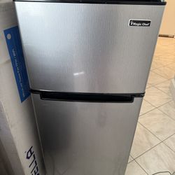 Magic chef 4 cu ft Refrigerator 