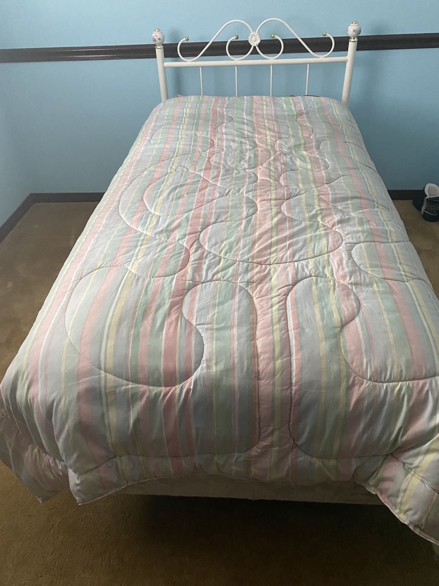 Twin Bed Mattress & Comforter 