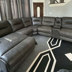 Stunning Modern Reclining Sectional – Rooms To Go – Excellent Condition!