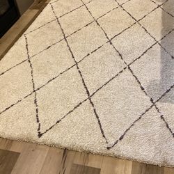 White And Gray Rug 