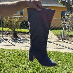 Whole bunch of miscellaneous shoe brand new in a box will sell one a dozen or even all come and pick if you take them all it’ll be cheap otherwise onl