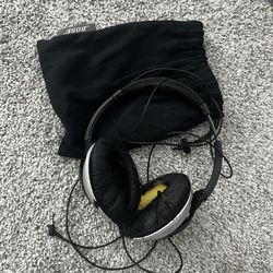 2 Bose Headphones AE2