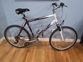 Giant Sedona Mountain Bike Large/XL 21" Aluminum frame -24 speed -adjustable handle bars