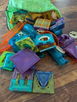 Magnetic building tiles