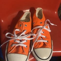 CONVERSE ALL STAR. NEW  Low tops Size 2