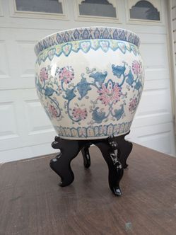 Round Vase with Stand
