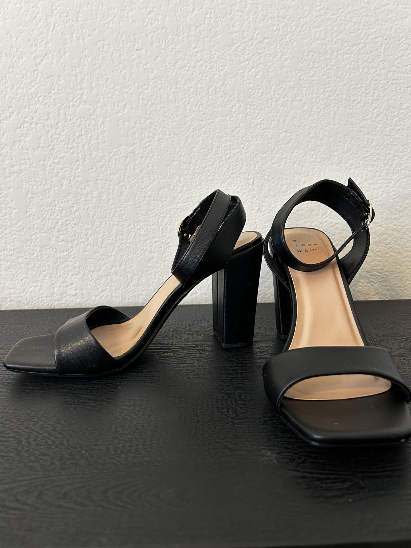Black heels π