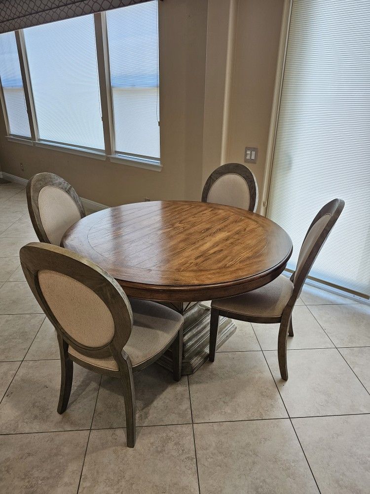 Round Table With Chairs