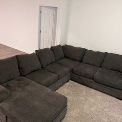 Large Comfortable Sectional Couch – Clean – Free Delivery