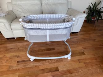 Baby Bassinet with Mesh Sides and Wheels