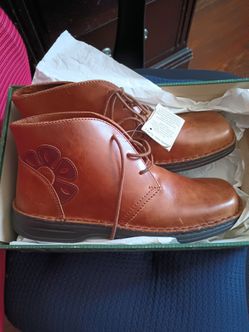 Women's leather boots size 8
