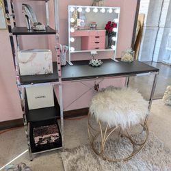Desk with mirror 