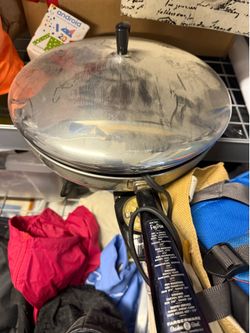 Electric pan with lid
