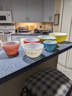 6 Vintage Pyrex Bowls .... Pickup Only, Too Heavy For Shipping