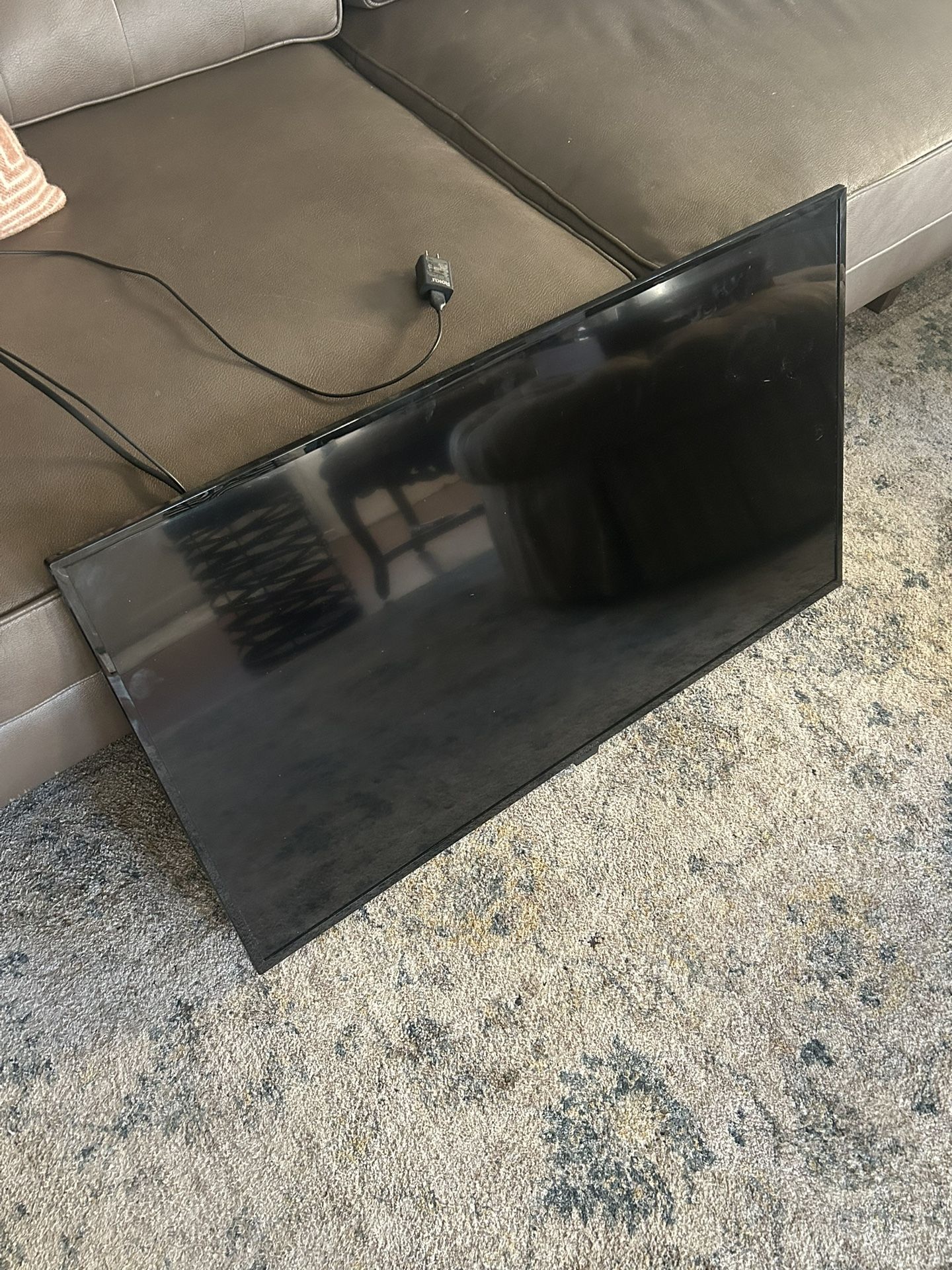 40” Insignia TV w Roku and Unboxed Wall Mount
