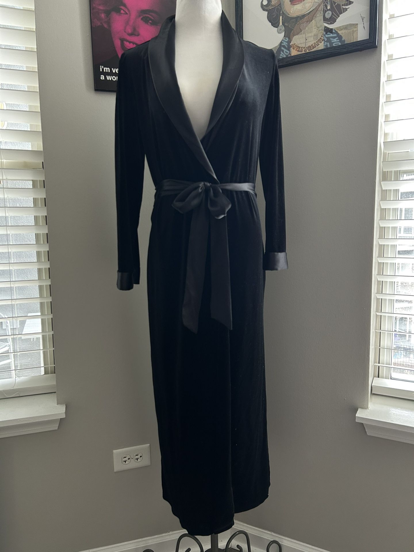 In Broom Woman’s Size Small Black To The Floor Velour Satin Robe