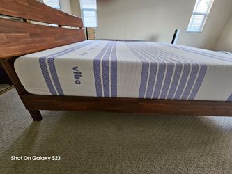 King Size Wooden Bedrame and Memoey foam Matress