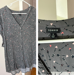 Torrid Gray Arrow Print Button-Front Blouse – Size 2