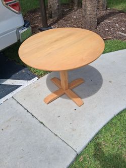 Round Wood Pedestal Dining Table