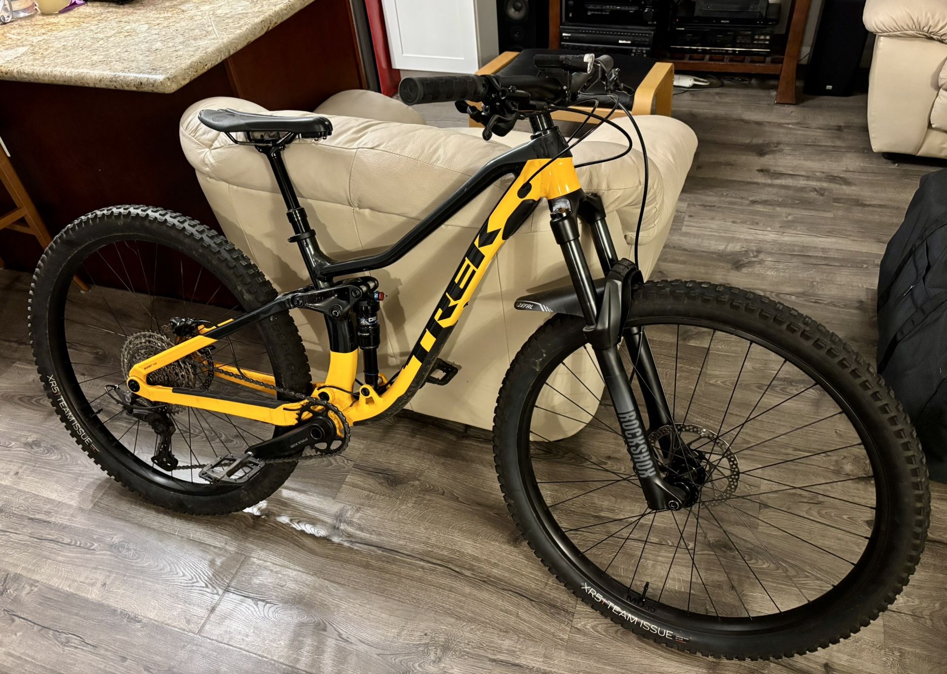 2022 TREK FUEL EX5 (S) MTB with Upgraded 29” Wheels & Tubeless Tires