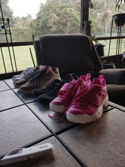 A lot of shoes... Nike, Fila, Sketchers,.