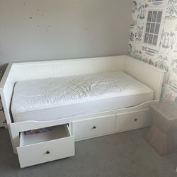 Twin Day Bed with mattress and Storage 