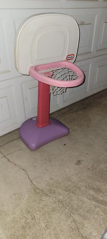 Adjustable basketball hoop 