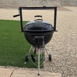 Weber 22 inch kettle. With Santa Maria, although broken cable but fixable. Weber 22 inch kettle. With Santa Maria, although broken cable but fixable.