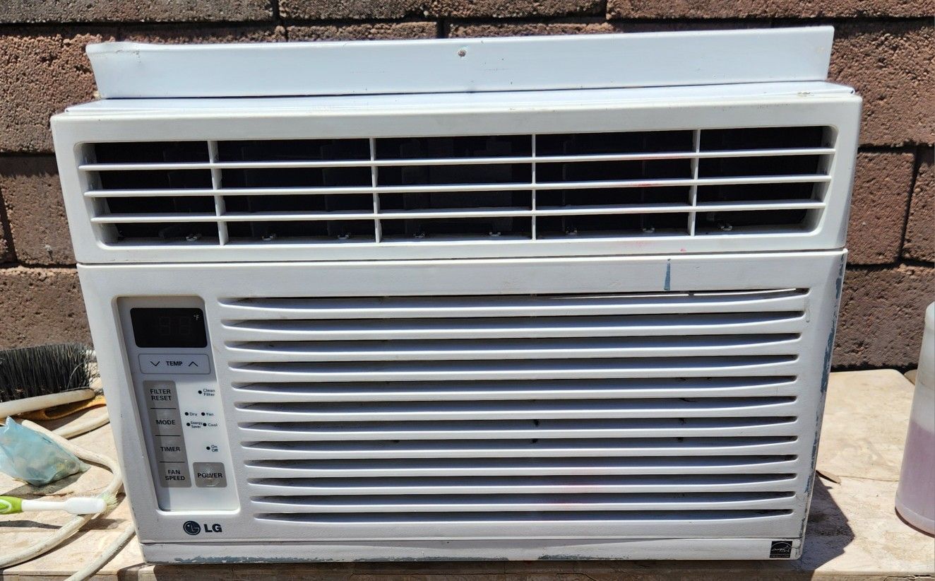 L.G. 6000 Btu/h No Issues  Blows Cold